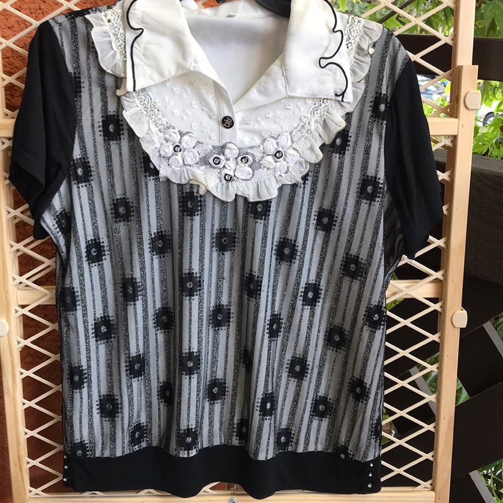 Women black&White-dressy blouse.